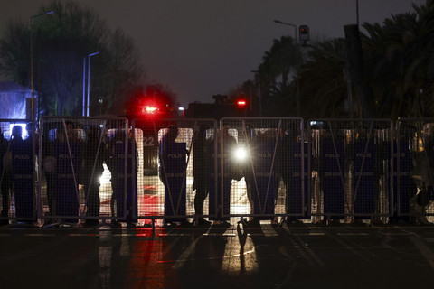 Para pendukung Wali Kota Istanbul Ekrem Imamoglu berkumpul di luar gedung Istanbul Metropolitan Municipality untuk memprotes penahanan Imamoglu, di Istanbul, Rabu (19/3/2025). Foto: Murad Sezer/Reuters