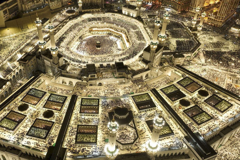 Foto udara umat Muslim melaksanakan Salat Malam saat bulan Ramadan di Masjidil Haram, Makkah, Arab Saudi, Jumat (21/3/2025). Foto: Saudi Press Agency/Handout via REUTERS