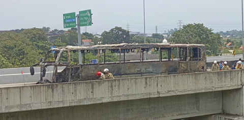 Kondisi bus yang terbakar di tol simpang susun Krapyak, Kota Semarang. Foto: Dok. Istimewa