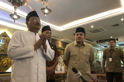 Mensos Saifullah Yusuf atau Gus Ipul bersama Seskab Teddy Indra Wijaya di Kantor Kementerian Sosial, Jakarta, Jumat (21/3/2025).  Foto: Luthfi Humam/kumparan