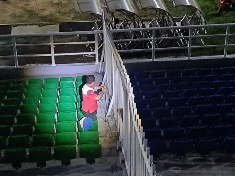 Petugas Telkom saat menyiapkan infrastruktur jaringan untuk peresmian 17 stadion standar FIFA di Stadion Gelora Delta Sidoarjo yang disiarkan secara daring di 16 stadion lainnya. Foto: Dok. Telkom