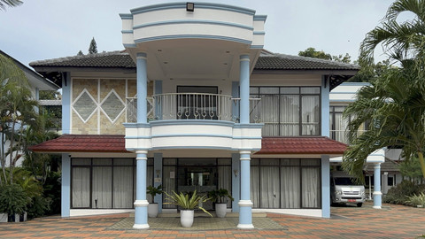 Suasana saat keluar gerbang dari Pusat Pendidikan, Pelatihan, Pengembangan Profesi (Pusdiklatbangprof) Kementerian Sosial RI di Pondok Indah, Jakarta Selatan. Foto: Abid Raihan/kumparan