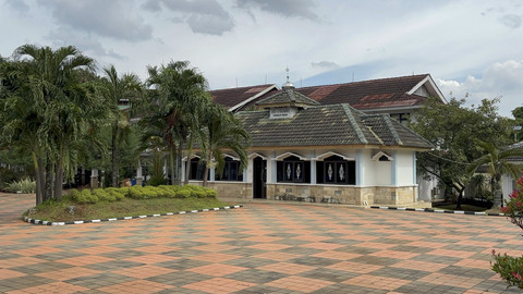 Suasana saat keluar gerbang dari Pusat Pendidikan, Pelatihan, Pengembangan Profesi (Pusdiklatbangprof) Kementerian Sosial RI di Pondok Indah, Jakarta Selatan. Foto: Abid Raihan/kumparan