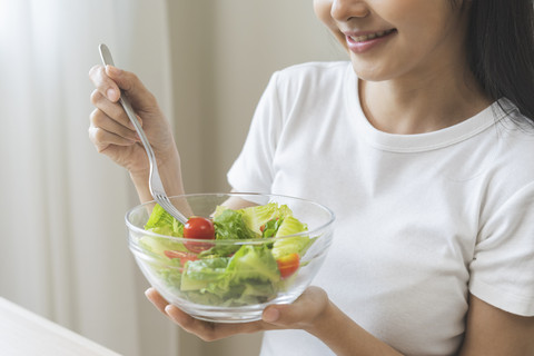 Ilustrasi makan sayuran.    Foto: Shutterstock