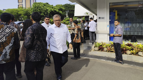 Menteri dan wakil menteri Kabinet Merah Putih mulai berdatangan ke Istana Negara, Jakarta jelang Sidang Kabinet Paripurna, Jumat (21/3/2025). Foto: Luthfi Humam/kumparan