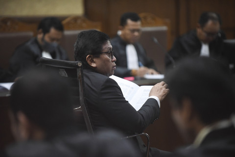 Sekjen DPP PDI Perjuangan Hasto Kristiyanto (tengah) menjalani sidang pembacaan eksepsi di Pengadilan Tipikor, Jakara Pusat, Jumat (21/3/2025).  Foto: Indrianto Eko Suwarso/ANTARA FOTO