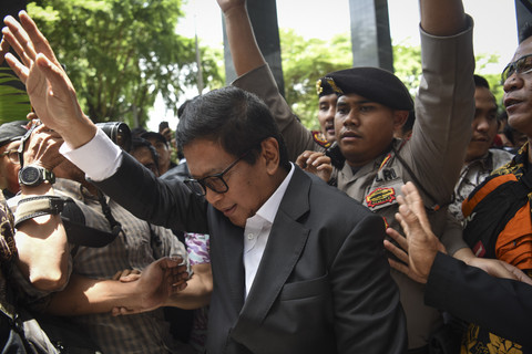 Sekjen DPP PDI Perjuangan Hasto Kristiyanto (tengah) menyapa simpatisannya saat skors sidang pembacaan eksepsi di Pengadilan Tipikor, Jakara Pusat, Jumat (21/3/2025). Foto: Indrianto Eko Suwarso/ANTARA FOTO