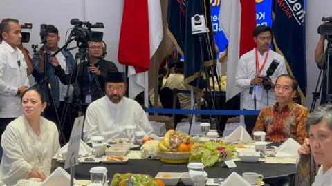 Momen Ketua DPP PDIP Puan Maharani dan Presiden Joko Widodo duduk satu meja di Bukber NasDem di Ballroom NasDem Tower, Jakarta pada Jumat (21/3). Foto: Abid Raihan/kumparan