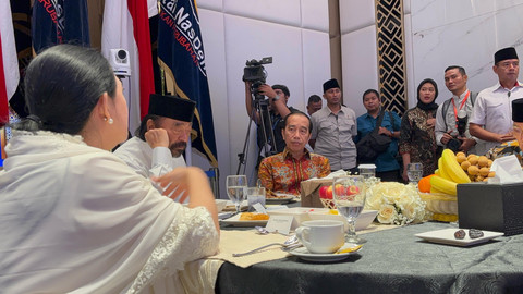 Momen Ketua DPP PDIP Puan Maharani dan Presiden ke-7 RI Joko Widodo (Jokowi) berdialog panjang di Bukber NasDem, di NasDem Tower, Jakarta pada Jumat (21/3). Foto: Abid Raihan/kumparan