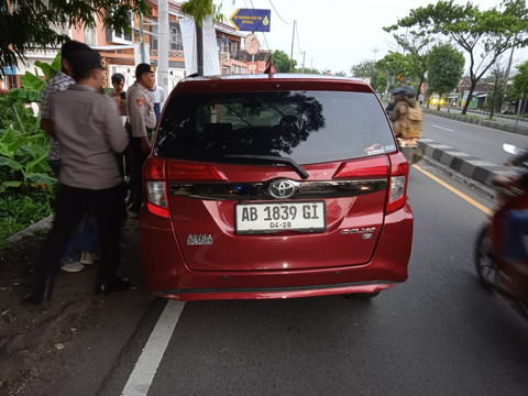 Pria yang belum diketahui identitasnya ditemukan meninggal dunia di dalam mobil di Kabupaten Bantul. Foto: Dok. Polres Bantul