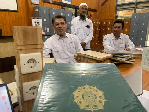 Staf UGM menunjukkan skripsi Jokowi Foto: Dok. ugm.ac.id