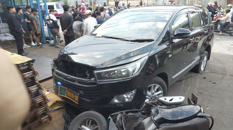 Mobil berpelat Kejaksaan menabrak sejumlah kendaraan di kawasan Cilaku, Cianjur, Jumat (21/3/2025). Foto: Istimewa