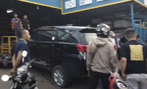 Mobil berpelat Kejaksaan menabrak sejumlah kendaraan di kawasan Cilaku, Cianjur, Jumat (21/3/2025). Foto: Istimewa