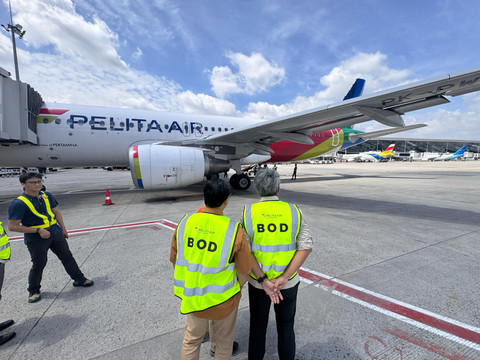 Direktur Utama Pelita Air, Dendy Kurniawan (kanan) saat melakukan inspeksi keselamatan armada Airbus A320 di Terminal 3 Bandara Soekarno-Hatta pada Jumat (20/3/2025). Foto: Dok. Pertamina
