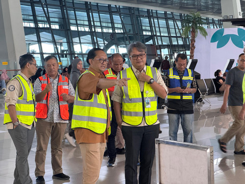 Direktur Utama Pelita Air, Dendy Kurniawan (kanan) saat melakukan inspeksi keselamatan di Terminal 3 Bandara Soekarno-Hatta pada Jumat (20/3/2025). Foto: Dok. Pertamina
