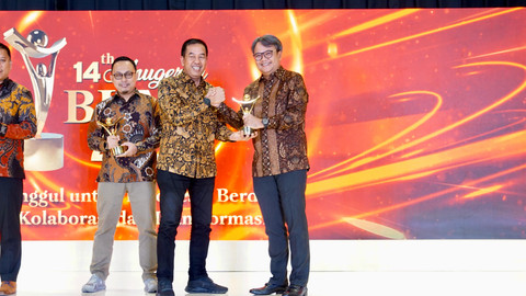 Direktur Utama Pelita Air, Dendy Kurniawan (kanan) saat menerima penghargaan Best CEO in Business Rejuvenation Award pada Anugerah BUMN 2025, Kamis (20/3/2025). Foto: Dok. Pertamina