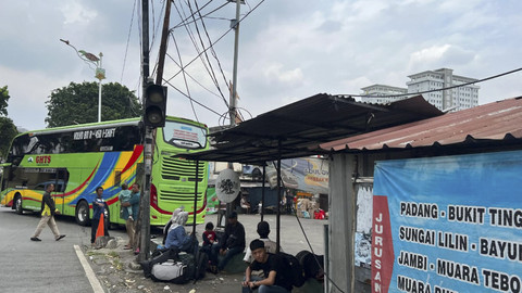 Suasana di terminal Lebak Bulus, Jakarta Selatan, Sabtu (22/3/2025).  Foto: Zamachsyari/kumparan