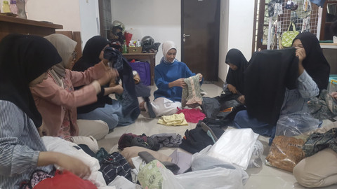 Suasana proses penyortiran donasi #SharingKebaikan kumparan, bersama tim Bersibersi Lemari di markas mereka yang berada di Pulo Gadung, Jakarta Timur, Sabtu (22/3/2025).  Foto: Thomas Bosco/kumparan