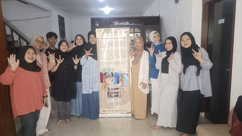 Suasana proses penyortiran donasi #SharingKebaikan kumparan, bersama tim Bersibersi Lemari di markas mereka yang berada di Pulo Gadung, Jakarta Timur, Sabtu (22/3/2025).  Foto: Thomas Bosco/kumparan