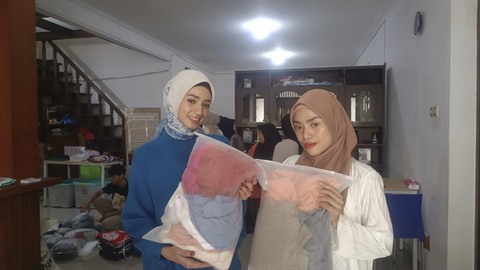 Suasana proses penyortiran donasi #SharingKebaikan kumparan, bersama tim Bersibersi Lemari di markas mereka yang berada di Pulo Gadung, Jakarta Timur, Sabtu (22/3/2025).  Foto: Thomas Bosco/kumparan