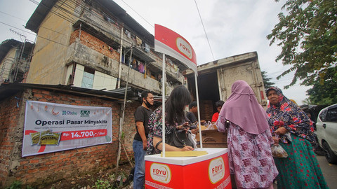 Operasi pasar yang digelar selama ramadan di Palembang dimanfaatkan warga rusun yang ingin medapatkan minyak goreng dengan harga ekonomis, Sabtu (22/3) Foto: ary/urban id