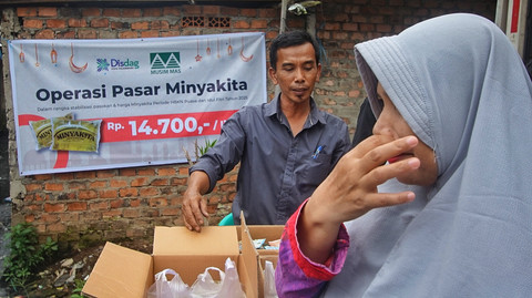 Warga antre demi mendapatkan minyak goreng murah pada kegiatan operasi pasar srlama ramadan di rusun Palembang, Sabtu (22/3) Foto: ary/urban id