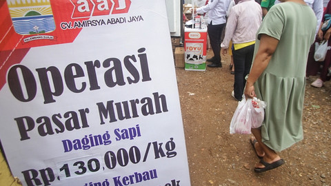 Penjualan daging di kegiatan operasi pasar murah yang diambut antusias warga di Kelurahan 29 Ilir, Jalan Ki Gede Ing Suro, Sabtu (22/3) Foto: ary/urban id