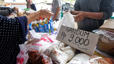 Sebagian warga yang juga membeli tepung dengan harga terjangkau di operasi pasar yang digelar Pemkot Palembang selama ramadan, Sabtu (22/3) Foto: ary/urban id