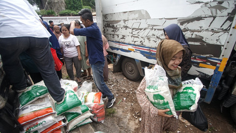 Antusiasme warga yang membeli beras murah di kegiatan operasi pasar yang digagas Pemkot Palembang selama ramadan, Sabtu (22/3) Foto: ary/urban id