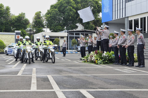 Kakorlantas Polri Irjen Pol Drs. Agus Suryonugroho melepas tim Perwira Pengamat Wilayah (Pamatwil) Operasi Ketupat 2025 dalam mengamankan arus mudik dan balik Lebaran. Foto: Dok. Korlantas Polri