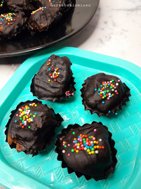Kurma keju cokelat, salah satu ide kue lebaran yang bisa dibuat tanpa menggunakan oven. Foto: Dok. X/@martabakismissu