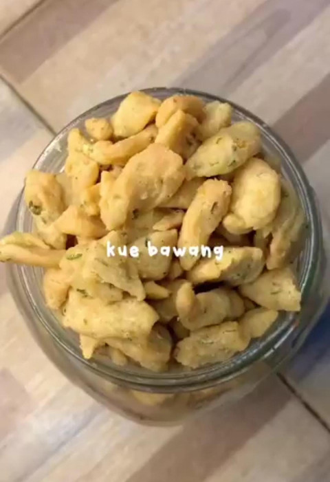 Kue bawang, bisa dibuat tanpa oven sebagai hidangan kue lebaran. Foto: Dok. TikTok/@milkichow