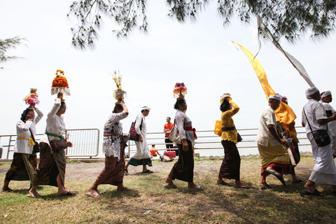 Upacara Melasti di Pantai Kenjeran Surabaya, Sabtu (22/3). Foto: Masruroh/Basra