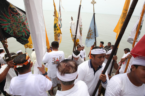 Jelang Nyepi, Ribuan Umat Hindu di Surabaya Gelar Melasti di Pantai Kenjeran 