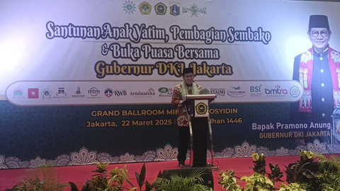 Gubernur Jakarta Pramono Anung saat pemberian santunan anak yatim di Ponpes Minhajurrosyidin, Cipayung, Jakarta Timur, Sabtu (22/3/2025). Foto: Thomas Bosco/kumparan