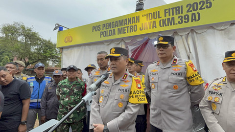 Kapolda Metro Jaya, Irjen Karyoto beserta PJU Polda Metro Jaya mengunjungi Pos Pengamanan Operasi Ketupat di Rest Area KM 39A Tol Jakarta-Cikampek pada Sabtu (22/3/2025).  Foto: Abid Raihan/kumparan