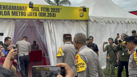 Kapolda Metro Jaya, Irjen Karyoto beserta PJU Polda Metro Jaya mengunjungi Pos Pengamanan Operasi Ketupat di Rest Area KM 39A Tol Jakarta-Cikampek pada Sabtu (22/3/2025).  Foto: Abid Raihan/kumparan