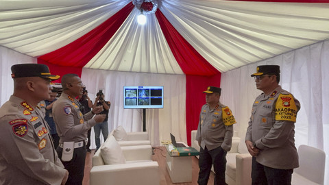 Kapolda Metro Jaya, Irjen Karyoto beserta PJU Polda Metro Jaya mengunjungi Pos Pengamanan Operasi Ketupat di Rest Area KM 39A Tol Jakarta-Cikampek pada Sabtu (22/3/2025).  Foto: Abid Raihan/kumparan