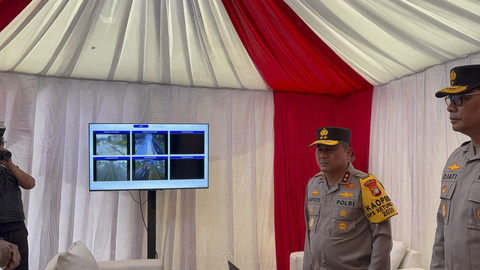 Kapolda Metro Jaya, Irjen Karyoto beserta PJU Polda Metro Jaya mengunjungi Pos Pengamanan Operasi Ketupat di Rest Area KM 39A Tol Jakarta-Cikampek pada Sabtu (22/3/2025).  Foto: Abid Raihan/kumparan