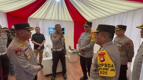 Kapolda Metro Jaya, Irjen Karyoto beserta PJU Polda Metro Jaya mengunjungi Pos Pengamanan Operasi Ketupat di Rest Area KM 39A Tol Jakarta-Cikampek pada Sabtu (22/3/2025).  Foto: Abid Raihan/kumparan
