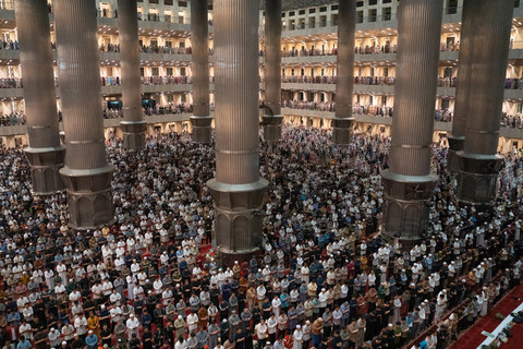 Umat muslim melaksanakan salat Qiyamul Lail saat iktikaf di Masjid Istiqlal, Jakarta, Minggu (23/3/2025). Foto: Ferlian Septa Wahyusa/ANTARA FOTO