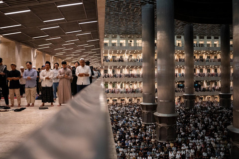 Umat melaksanakan salat Qiyamul Lail saat iktikaf di Masjid Istiqlal, Jakarta, Minggu (23/3/2025). Foto: Ferlian Septa Wahyusa/ANTARA FOTO
