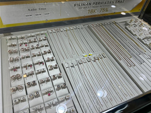 Pameran Panas Halu (Pameran Perhiasan Harga Luar Biasa) oleh The Palace Jeweler di Kota Kasablanka, Jakarta. Foto: Judith Aura/kumparan