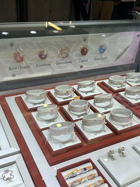 Pameran Panas Halu (Pameran Perhiasan Harga Luar Biasa) oleh The Palace Jeweler di Kota Kasablanka, Jakarta. Foto: Judith Aura/kumparan