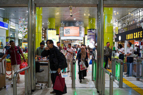 Sejumlah penumpang antre pengecekan tiket kereta di Stasiun Gambir, Jakarta, Jumat (21/3/2025). Foto: Ferlian Septa Wahyusa/ANTARA FOTO