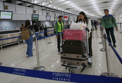 Calon penumpang pesawat berjalan untuk lapor diri di Terminal 1 B Bandara Soekarno Hatta, Tangerang, Banten, Jumat (21/3/2025). Foto: Muhammad Iqbal/ANTARA FOTO