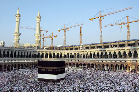 Derek terlihat di latar belakang lokasi konstruksi Masjidil Haram di Makkah, Arab Saudi pada 4 Desember 2008. Foto: Khaled DESOUKI / AFP