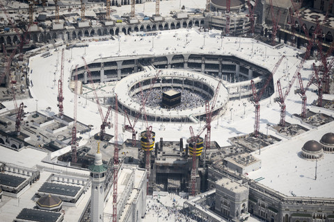 Derek terlihat di latar belakang lokasi konstruksi Masjidil Haram di Makkah, Arab Saudi pada 25 September 2015. Foto: MOHAMMED AL-SHAIKH/AFP