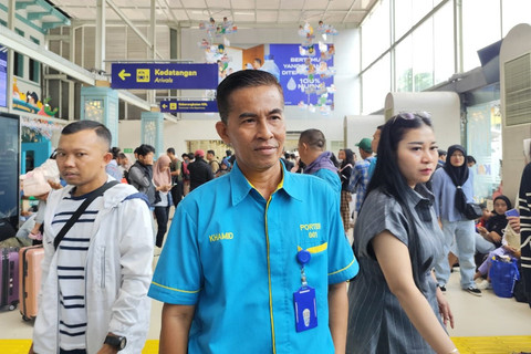 Khamid, ketua porter di Stasiun Senen, Jakarta, Minggu (23/3/2025). Foto: Luthfi Humam/kumparan