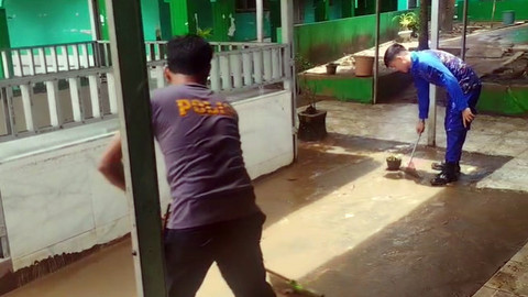 Personel Ditpolairud Polda Sulawesi Utara saat membersihkan Pondok Pesantren Assalam di Manado yang terendam banjir.